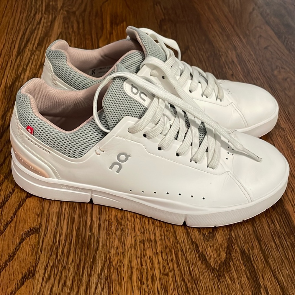 On cloud The Rogers Advantage - color white/ Rose women’s size 7.5.
